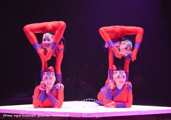 Khadgaa-Girls beim Circus Krone 2. Winterprpgramm (©Foto. Ingrid Grossmann)